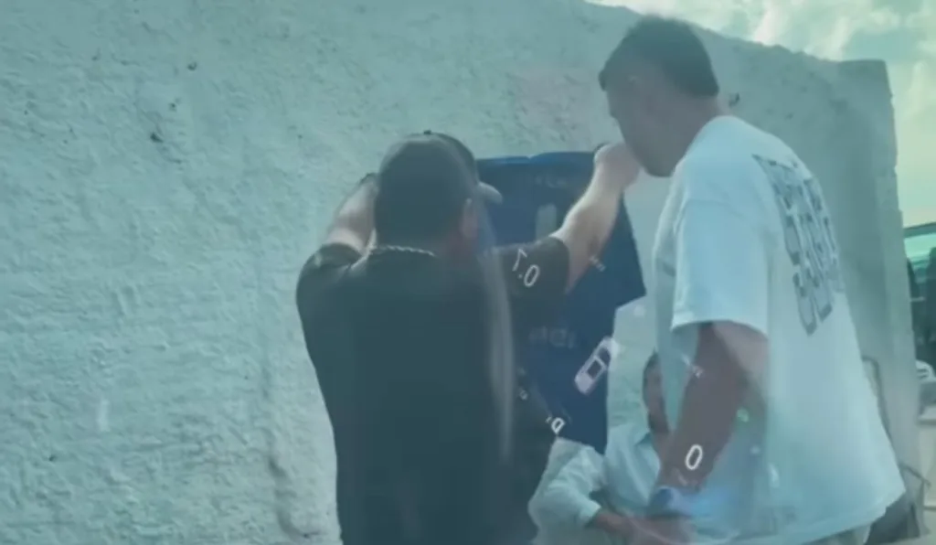 goleiro do athletico Mycael entregando sua camisa a um vendedor de rua