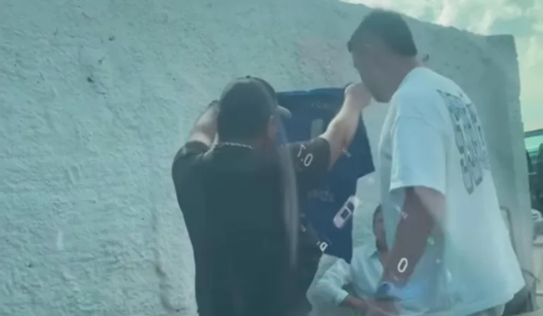 goleiro do athletico Mycael entregando sua camisa a um vendedor de rua