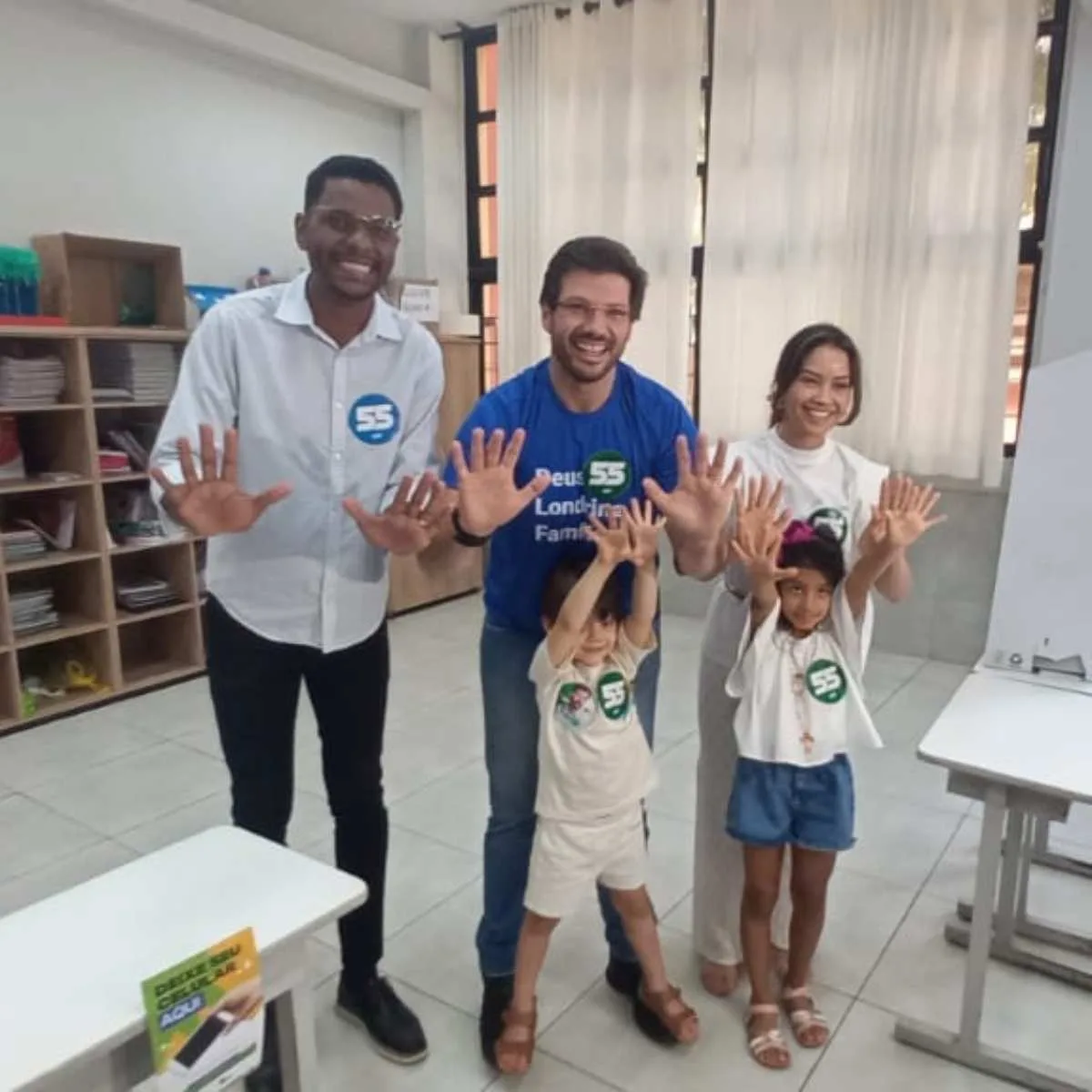 Acompanhado da família e do vice, Tiago Amaral (PSD) vota em Londrina