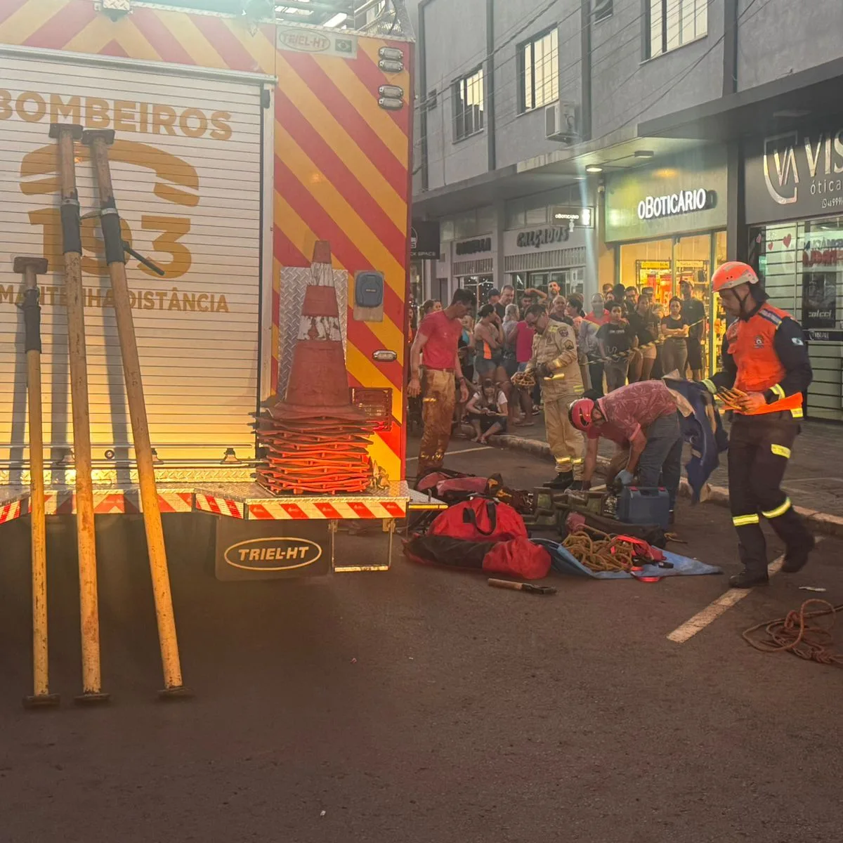 Morrem mãe e filha que caíram em fossa após piso de cozinha ceder no PR