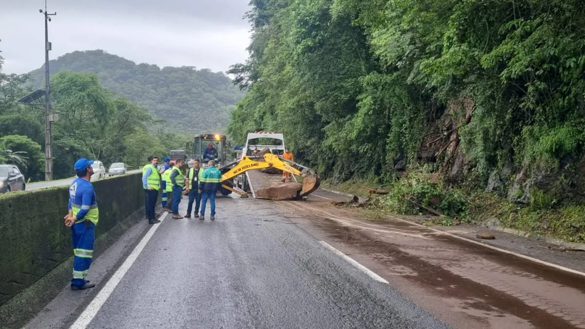 Equipes realizam a limpeza da pista na manhã desta segunda-feira (25)