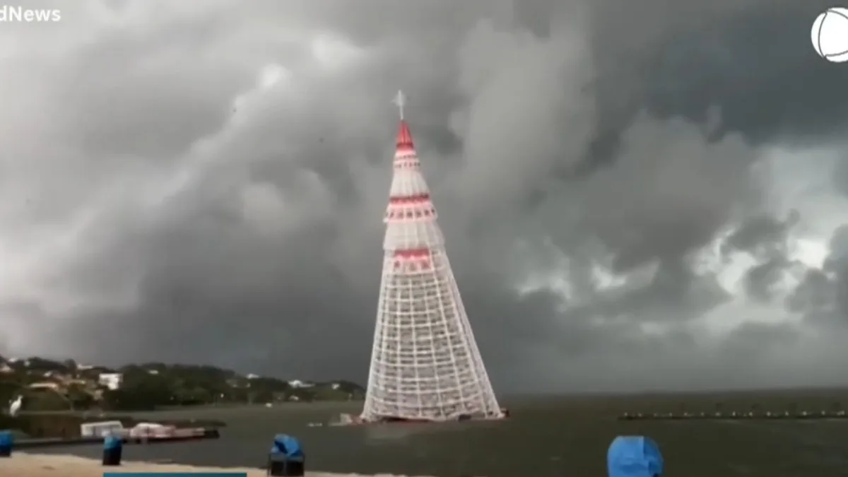 Árvore de Natal flutuante cai em Maricá