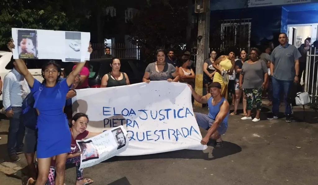 Manifestação pede justiça por bebê supostamente sequestrada por falsa enfermeira