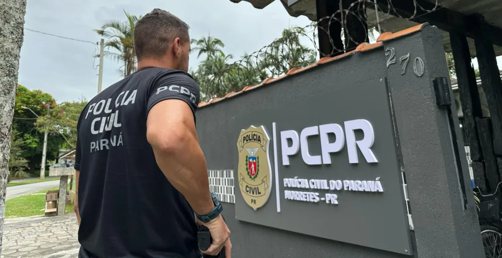 policial civil em frente à delegacia de Morretes