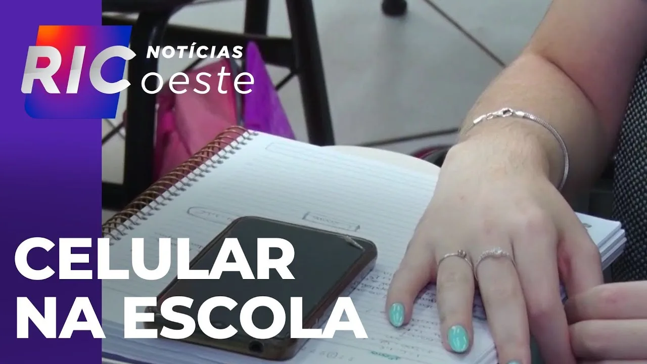 Lei que restringe o uso de celular em escolas é sancionada; medida entra em vigor neste ano