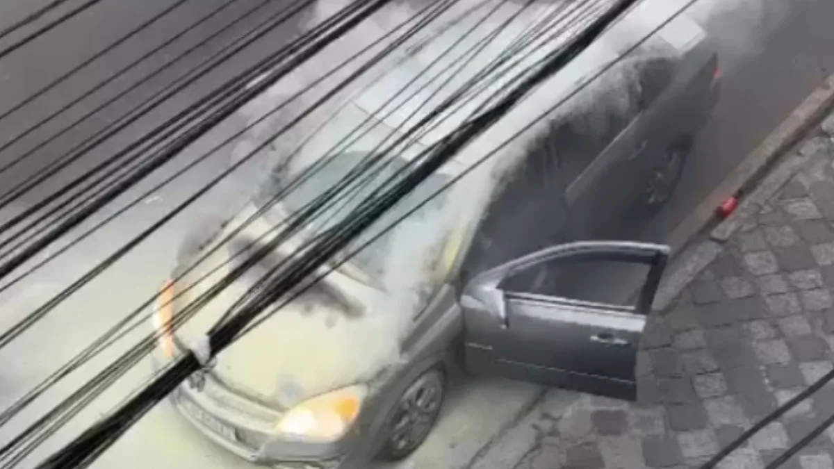 Um princípio de incêndio em um carro assustou quem passava pela região da Praça Santos Andrade, no Centro de Curitiba, no final da tarde desta sexta-feira (13). Um carro que trafegava pela rua XV de Novembro sofreu uma pane e pegou fogo. Moradores da região registraram o momento em que o incêndio começou, sob o capô do veículo, e as tentativas de algumas pessoas para apagar as chamas.