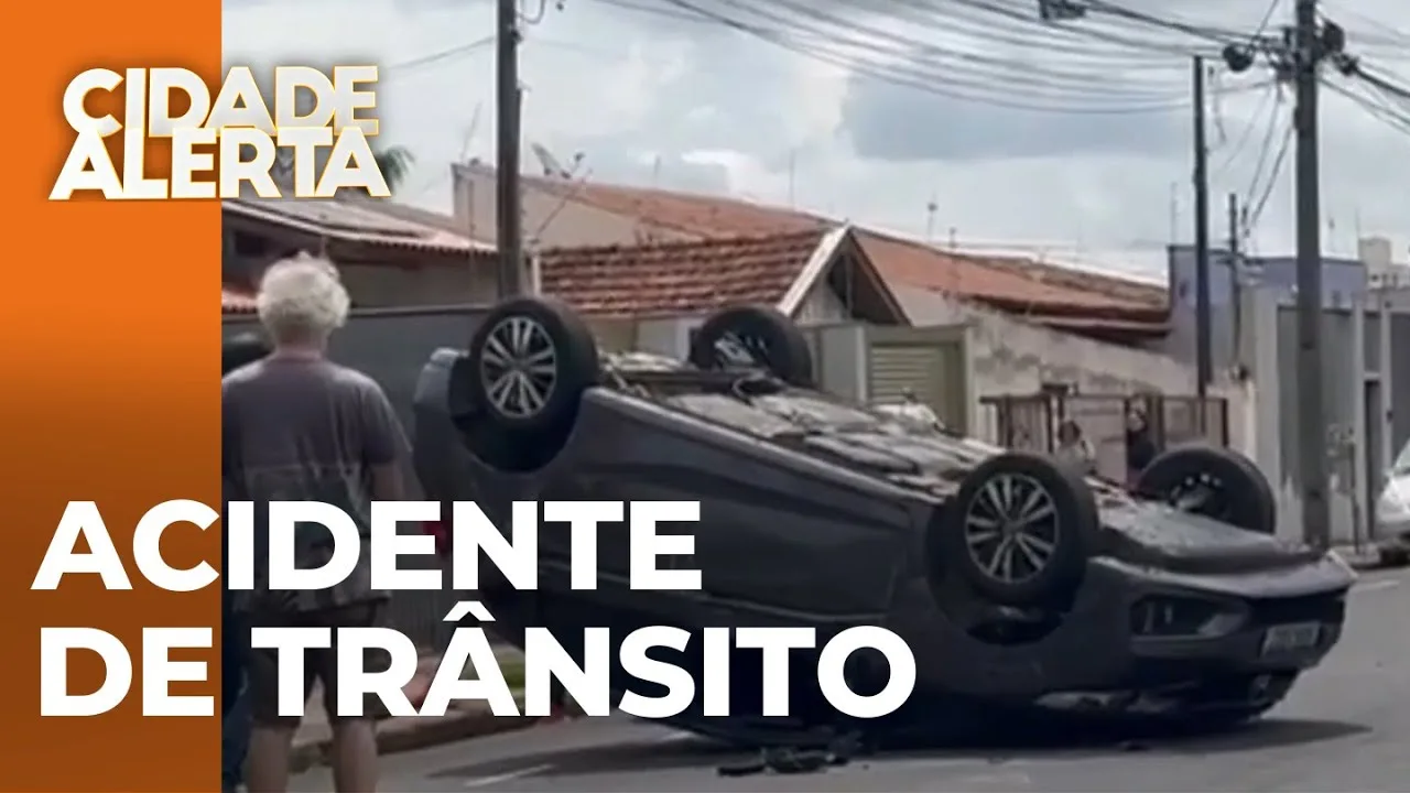 Honda Fit bate em Corolla estacionado e capota no Jardim Presidente