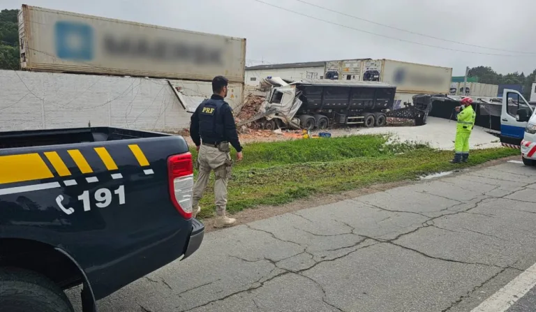 Caminhoneiro perdeu o controle na manhã desta quarta-feira (29)