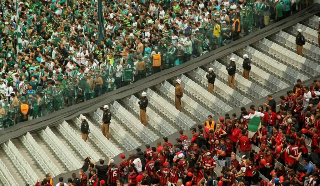 torcidas do athletico e do coritiba divididas ao meio por policiais