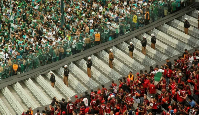 torcidas do athletico e do coritiba divididas ao meio por policiais