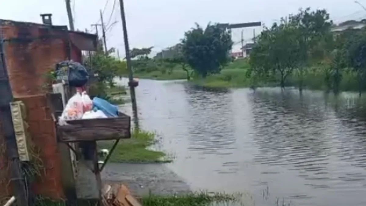 Moradores ficam ilhados após enchentes em Matinhos; veja ao vídeo