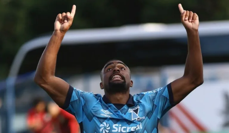 jogador do azuriz comemorando um gol contra o athletico