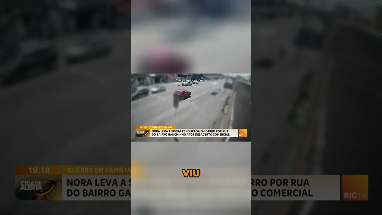Sogra é arrastada, enquanto pendurada em um carro, pela nora; motivo seria um desacerto comercial