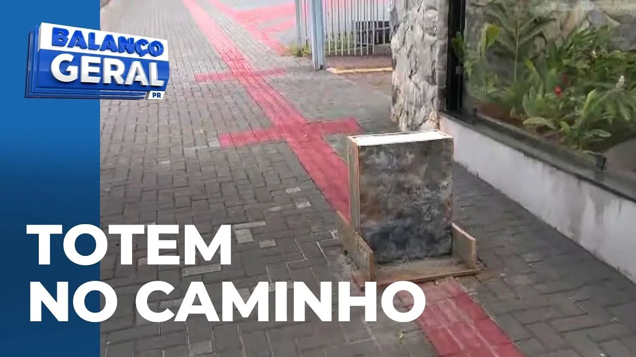 Totem de turismo é instalado no meio da calçada para deficientes visuais
