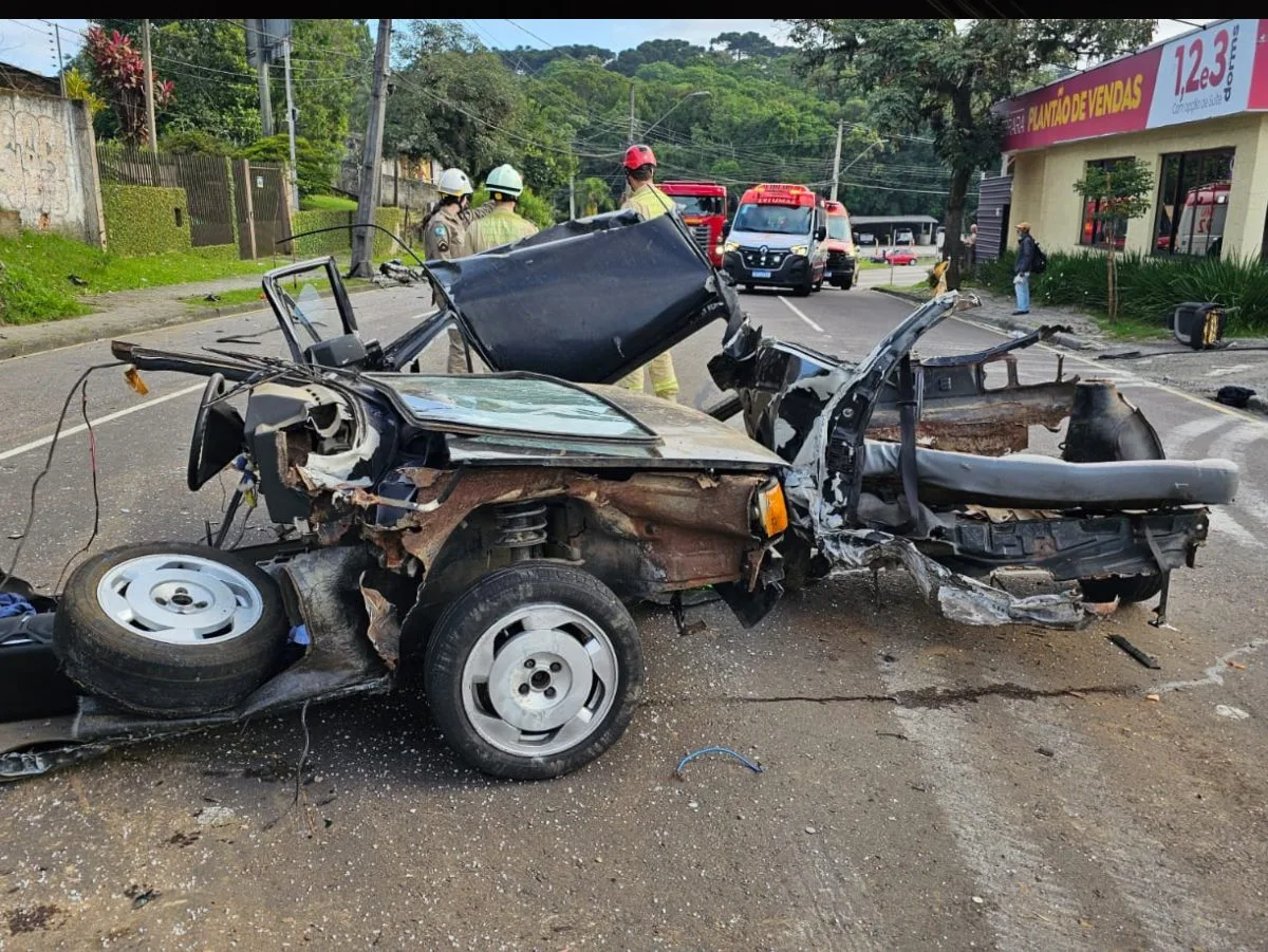 Cinco jovens ficam feridos após carro bater em poste e vítimas serem ejetadas