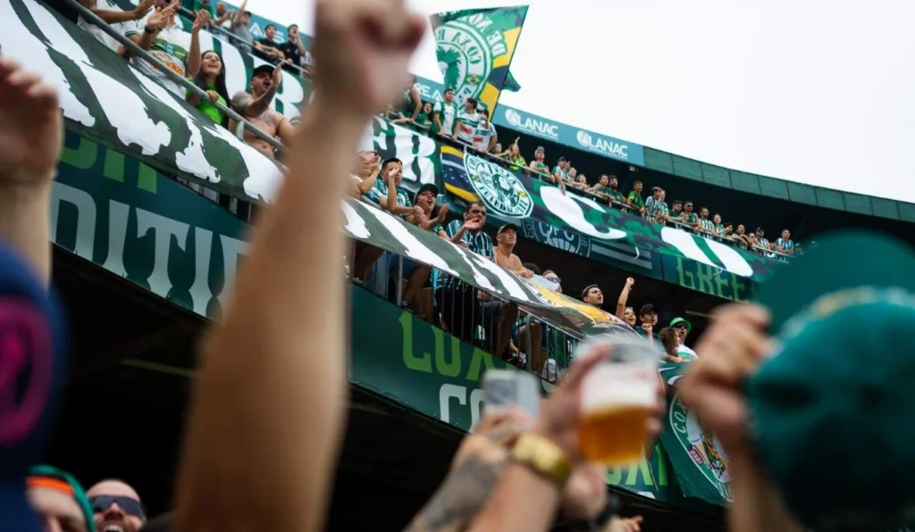 Coritiba expulsa racista do quadro de sócios do clube