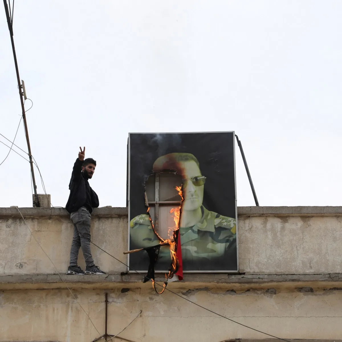 Em uma ofensiva-relâmpago que durou somente 10 dias, a milícia rebelde Hayat Tharir al-Sham (HTS) pôs fim a uma das ditaduras mais sangrentas e longevas do Oriente Médio, a de Bashar Assad, na Síria. Capaz de resistir por anos durante a chamada Primavera Árabe, que trouxe significativas mudanças na política da região, Assad abandonou o poder no domingo (8). O ditador fugiu para a Rússia poucas horas antes dos rebeldes chegarem a Damasco, declarando a vitória sobre o regime, que teve início em 1971 com Hafez Assad, pai de Bashar.