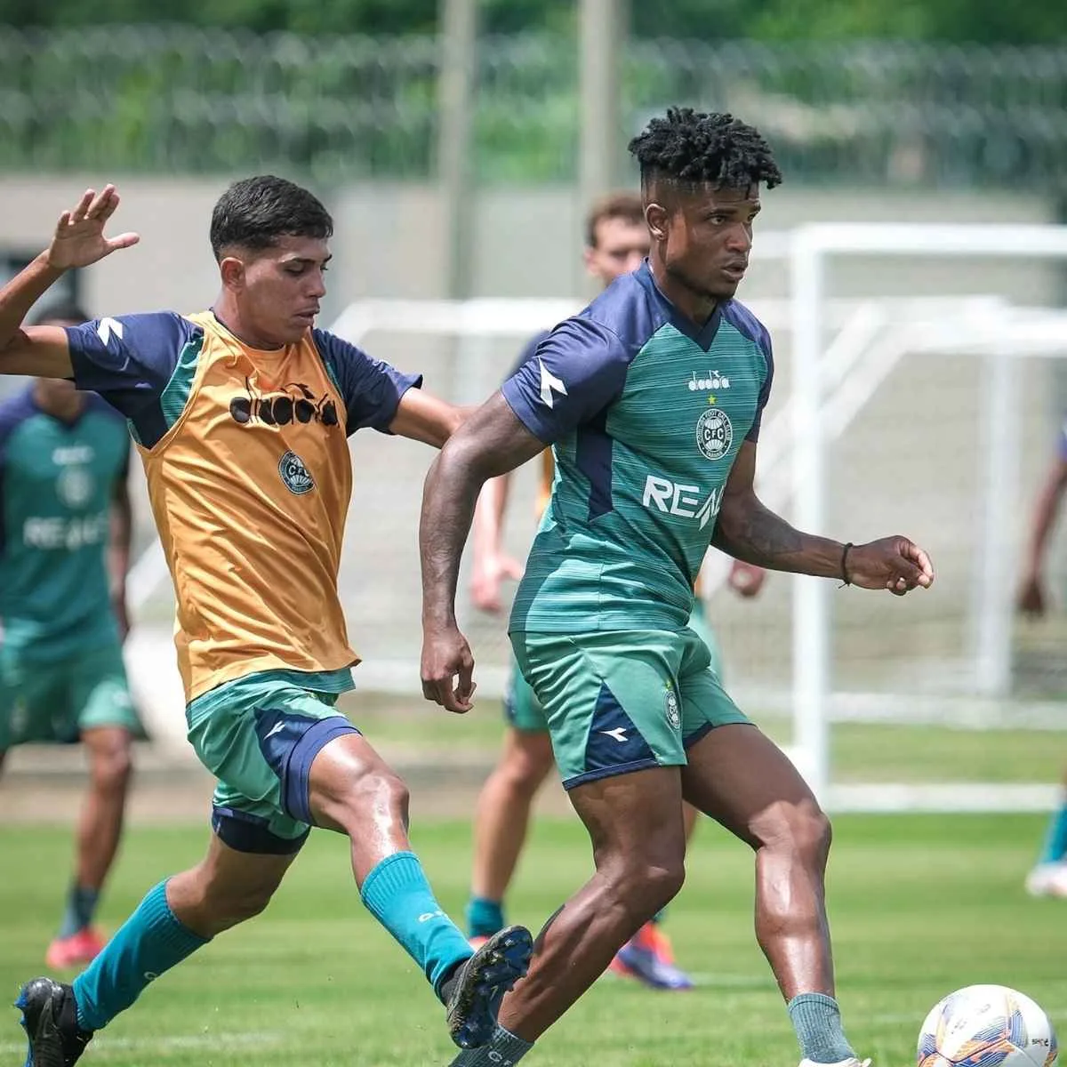 "Quarta, o time principal, comandado por Mozart, estreará no Couto!", publicou o Coritiba no X, seguido de fotos do elenco (Foto: X/coritiba)