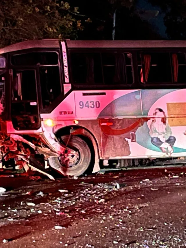 Vítimas de acidente entre carro e ônibus na Estrada da Ribeira são pai e filho