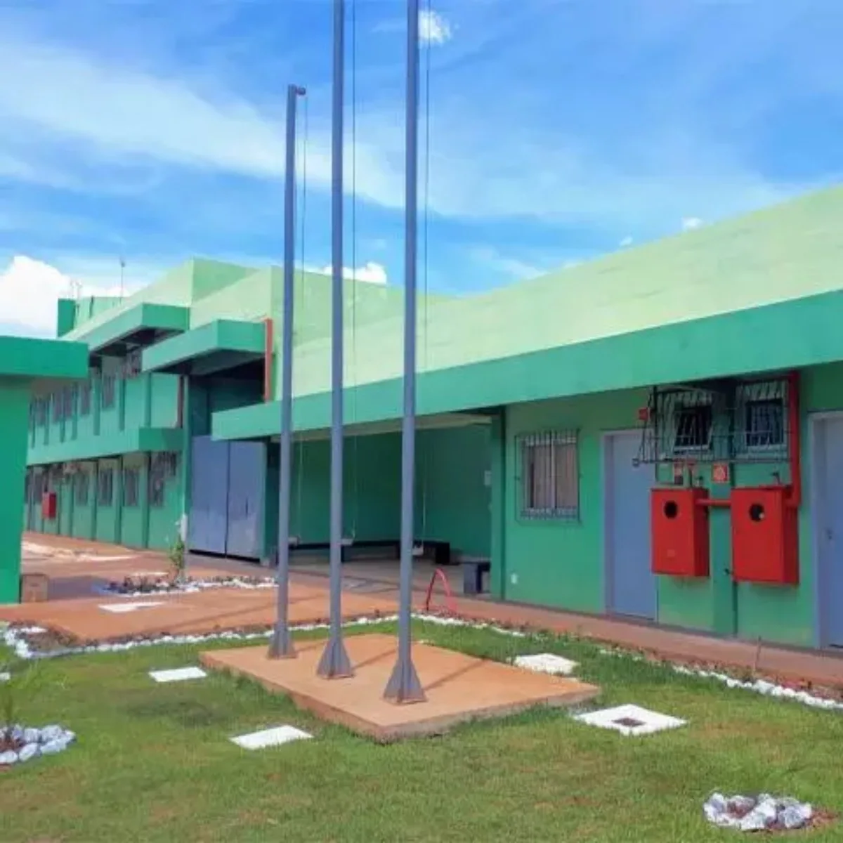 O Tribunal do Júri de Paraíso do Norte, no noroeste do Paraná, condenou um homem a 66 anos, um mês e 12 dias de reclusão, pelo estupro seguido de morte de sua enteada, que tinha 12 anos na época do crime. No julgamento, ocorrido na terça-feira (26), os jurados acataram integralmente a denúncia do Ministério Público do Paraná (MPPR), considerando quatro qualificadoras para o assassinato: feminicídio, meio cruel pelo emprego de asfixia, motivo torpe e dissimulação.