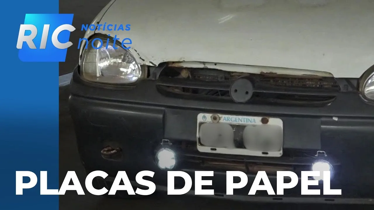 Veículos argentinos circulam no Brasil com placas de papel, decorrente da falta de metal no país