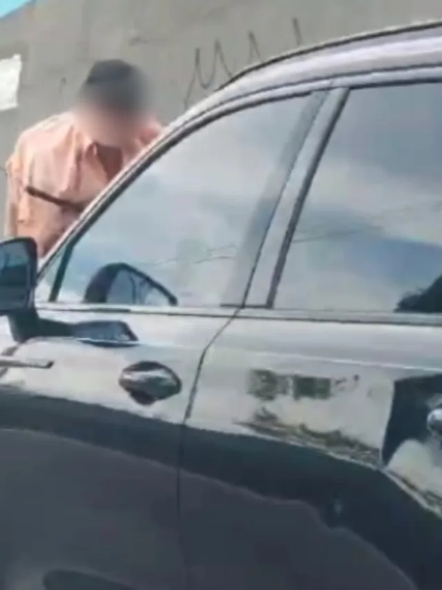 Homem fica pendurado em carro de luxo e é arrastado em rua movimentada; vídeo
