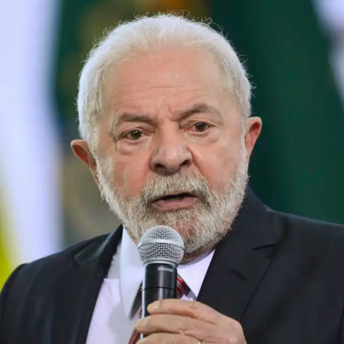 Lula continua na UTI, tirou dreno da cabeça, está lúcido e orientado, diz boletim