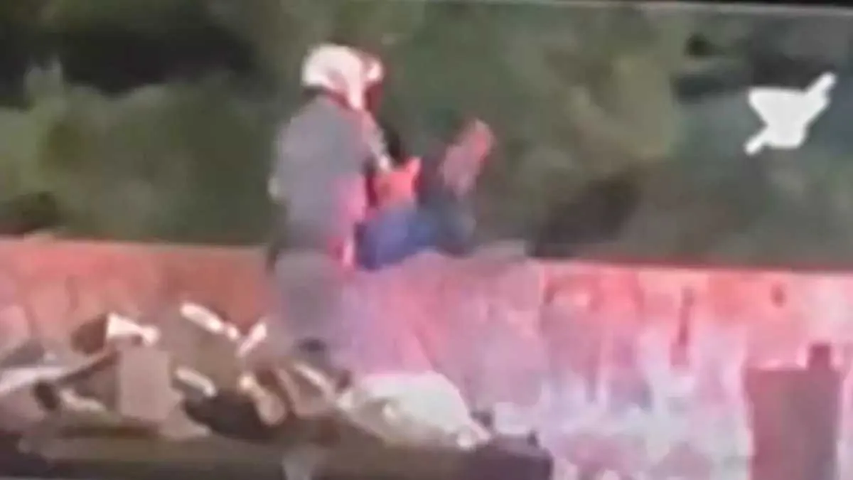 Homem foi jogado de ponte após abordagem policial (Foto: Reprodução/ RECORD TV)