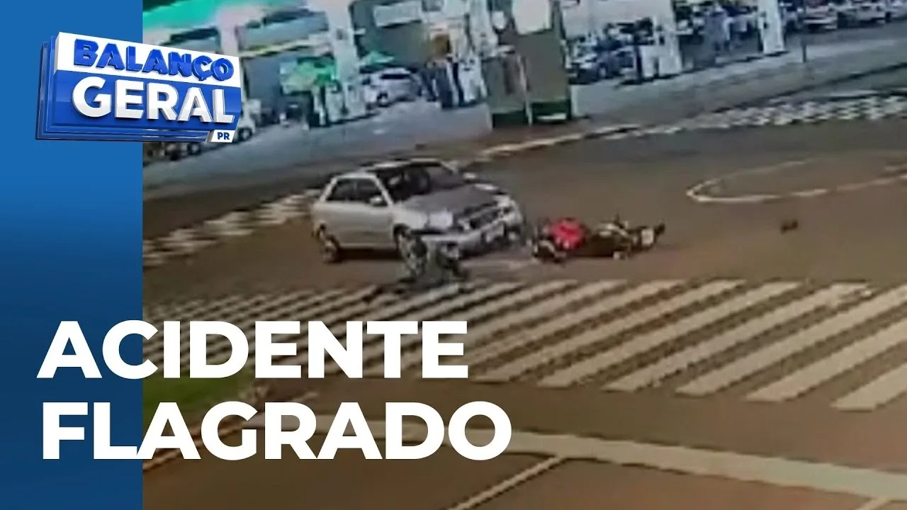 Câmera mostra momento em que motociclista é jogado por cima de carro, após colisão.
