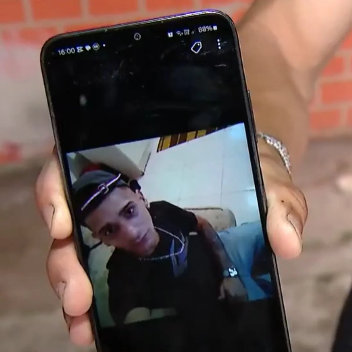 Jovem desaparece após sair com moça e pedir socorro por mensagem no Paraná