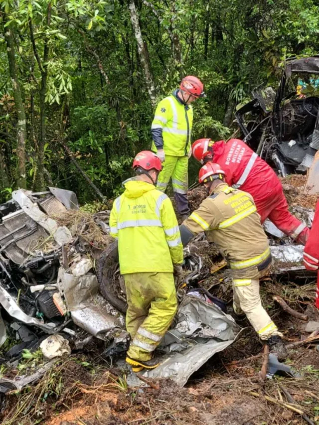 Caminhoneiro conversou com equipe da PRF após acidente na BR-376