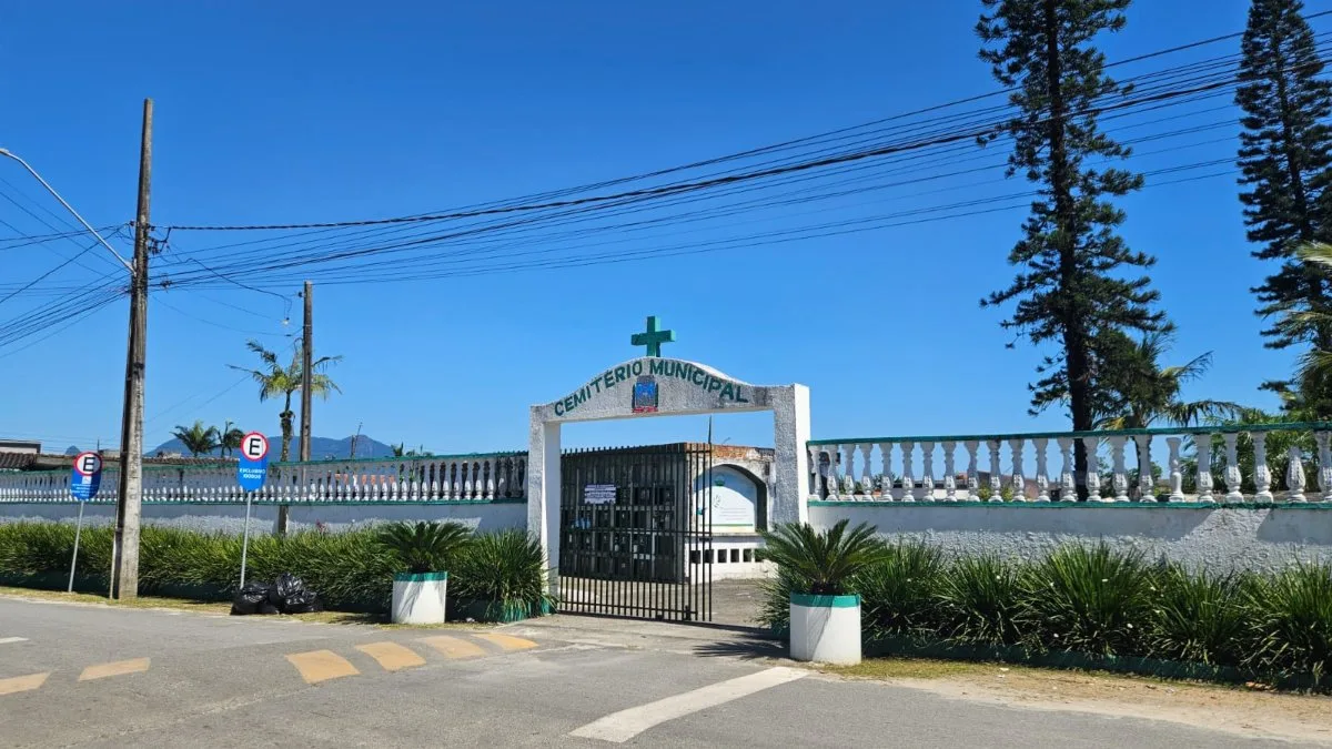 O prefeito recém-empossado de Matinhos, Eduardo Dalmora (PL), denunciou em uma transmissão ao vivo em suas redes sociais uma série de irregularidades encontradas no Cemitério Municipal da cidade do litoral do Paraná, na quinta-feira (2). Conforme o prefeito, foram encontrados no local um freezer cheio de animais congelados e ao menos 20 ossadas humanas, acondicionadas em sacolas, dentro da administração do cemitério.