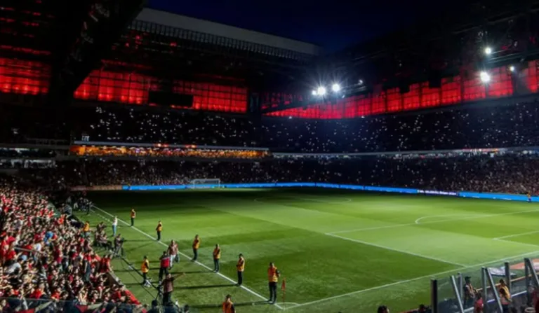 Ligga Arena lotada em jogo do Athletico