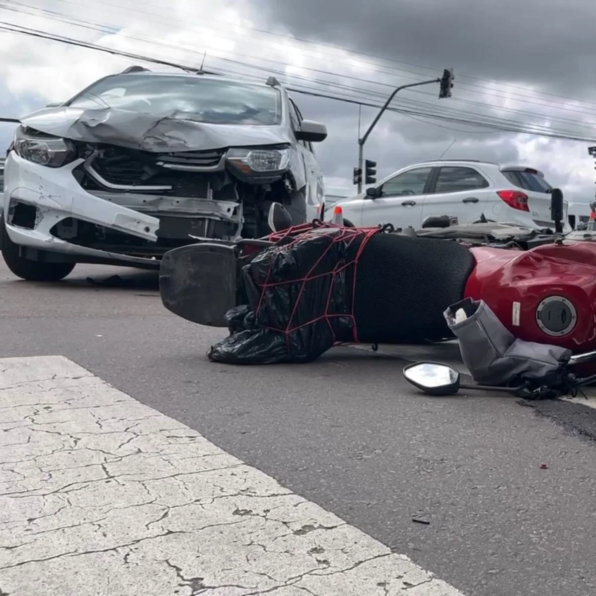 O servidor da Prefeitura de Curitiba envolvido em um acidente que causou a morte de um motociclista, na manhã desta quinta-feira (14), se encaminhava para uma solenidade de inauguração de um supermercado atacadista. O estabelecimento comercial, que fica em uma das esquinas do cruzamento onde ocorreu a colisão fatal, foi aberto hoje, em evento que contou com a presença do prefeito em exercício Eduardo Pimentel (PSD).