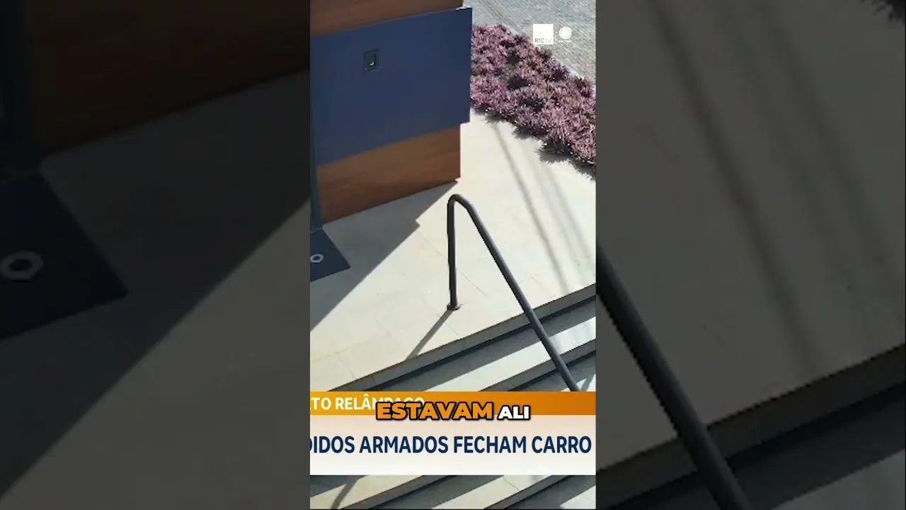 Assalto relâmpago: suspeitos armados fecham carro no trânsito e levam pertences