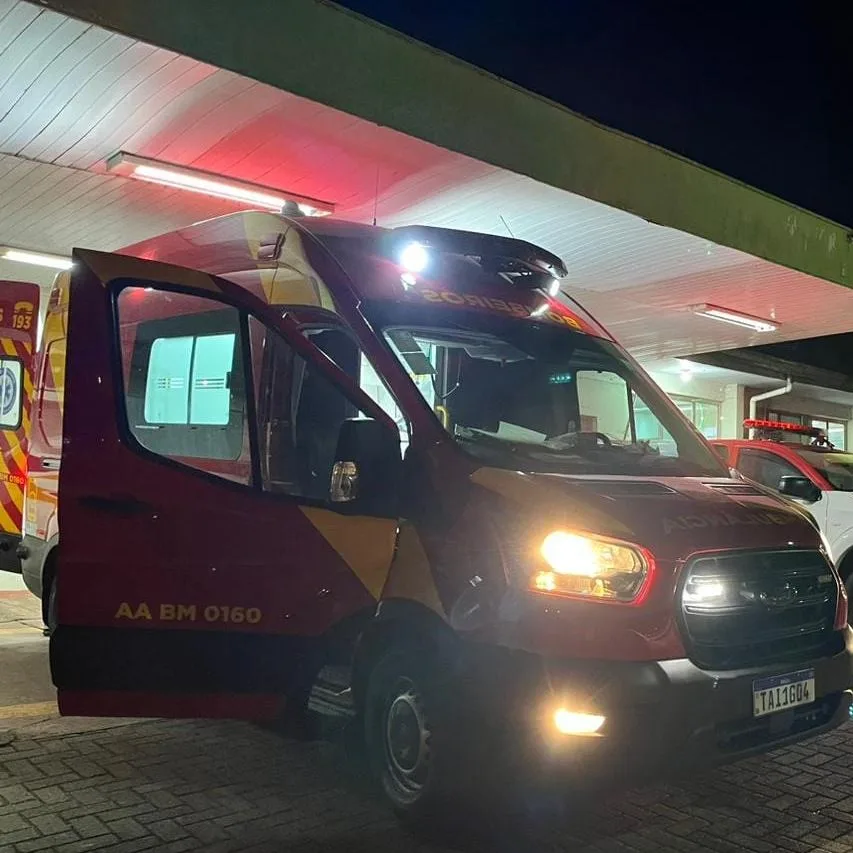 Mulher foi socorrida pelo Corpo de Bombeiros após ser atropelada por ônibus