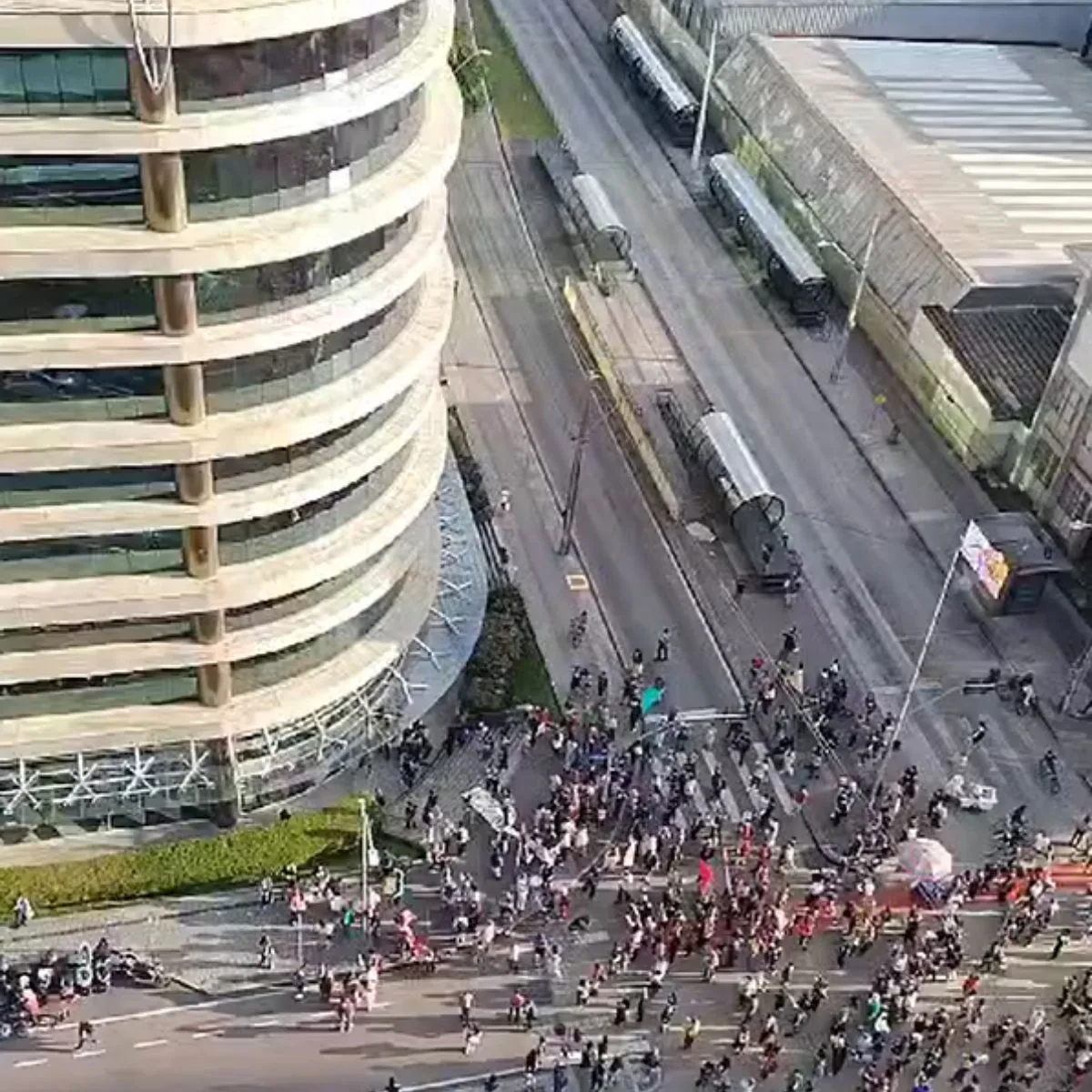 Manifestantes invadem shopping de Curitiba durante ato pelo fim da escala 6 x 1