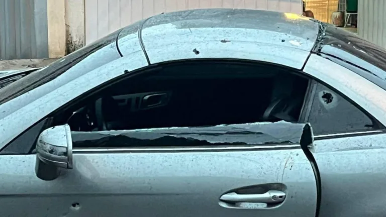 Carro de ex-PM tinha o para-brisa blindado