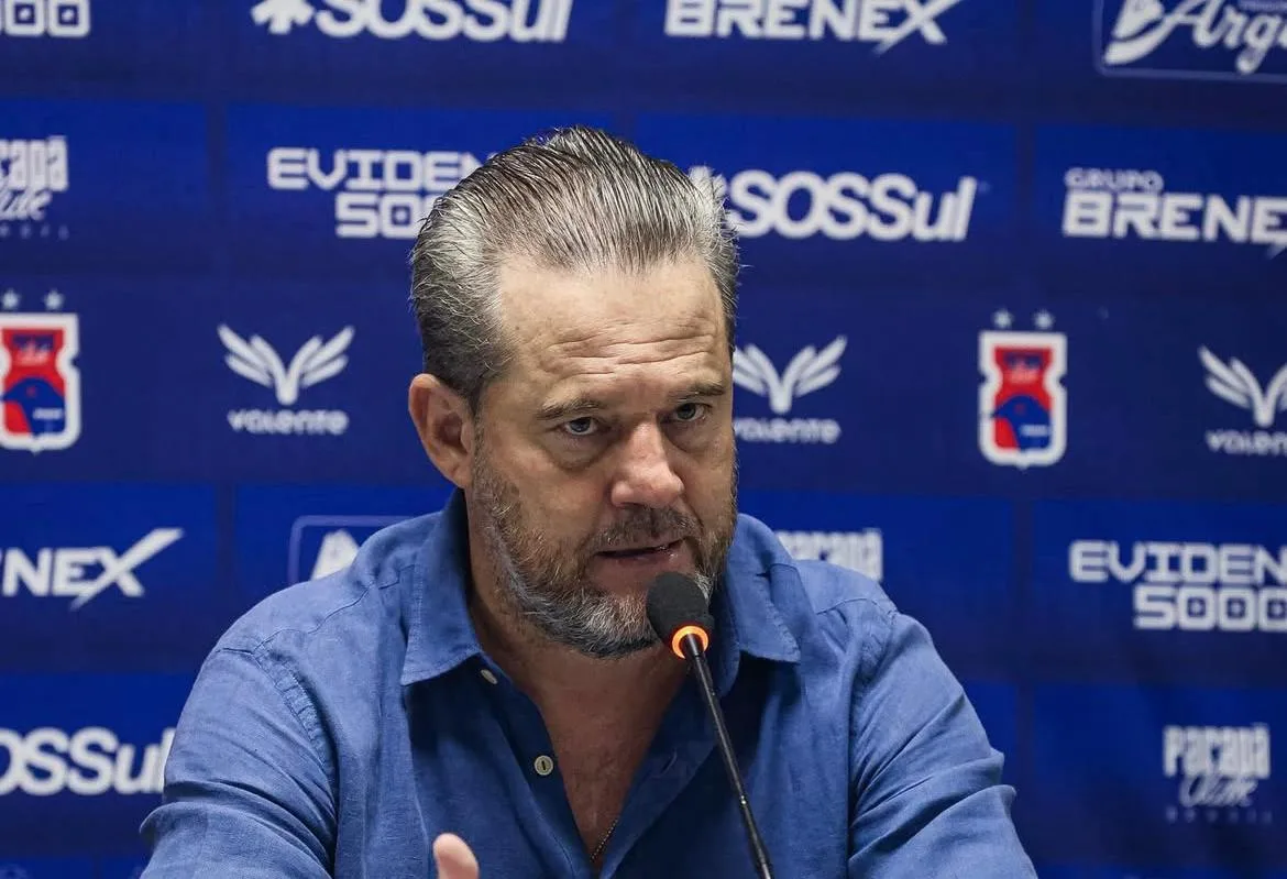 Argel Fuchs esbraveja contra arbitragem após empate com o Operário