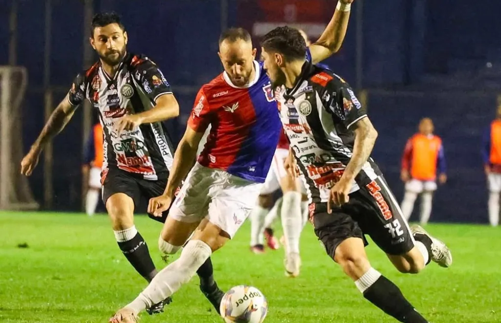 Atletas de Paraná Clube e Operário