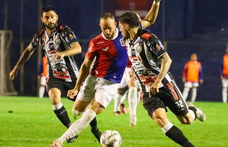 Atletas de Paraná Clube e Operário