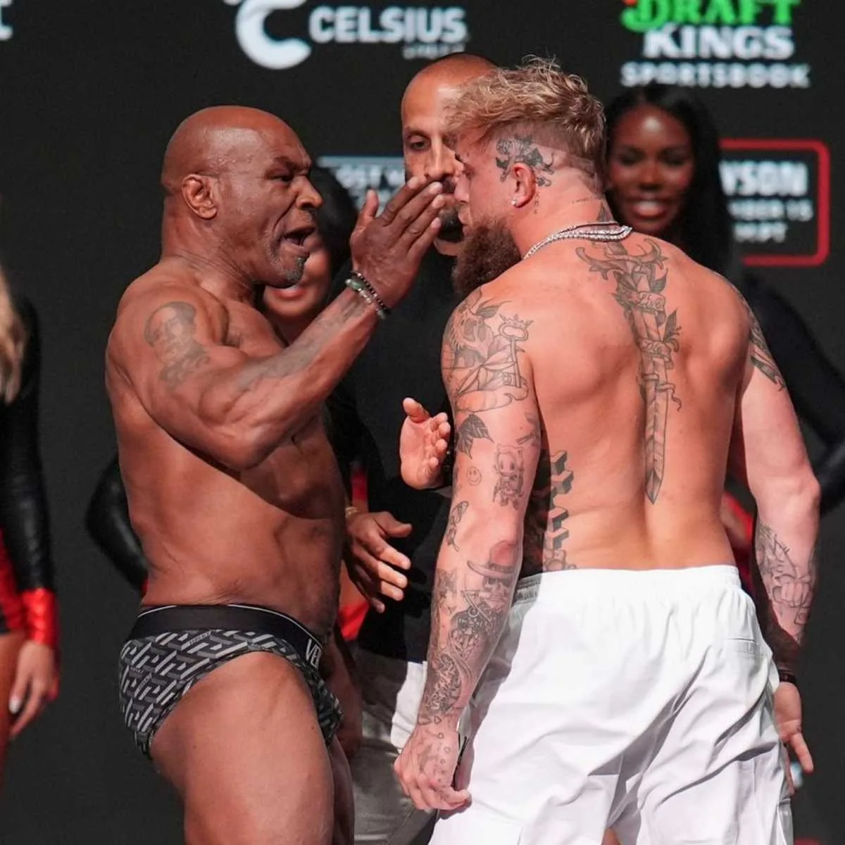 Mike Tyson dá tapa em Jake Paul durante pesagem