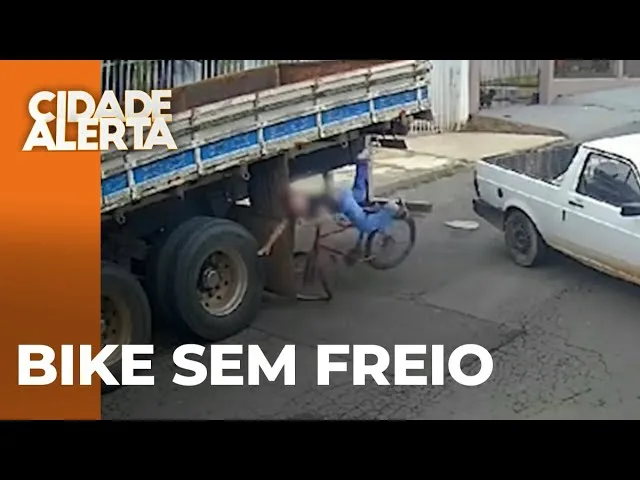 Ciclista bate contra caminhonete e voa em caminhão estacionado
