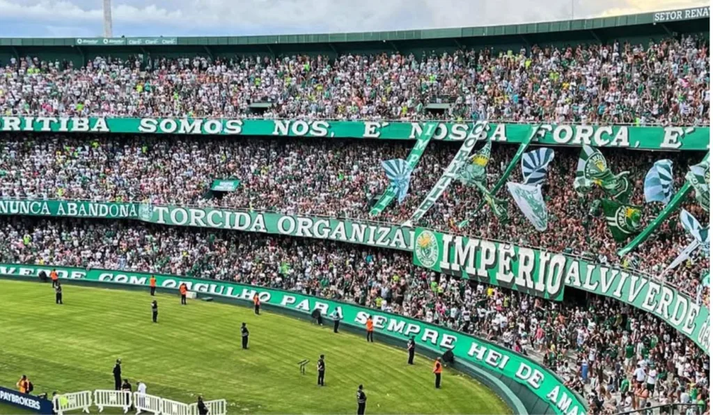 Torcida Império Alviverde no Couto Pereira