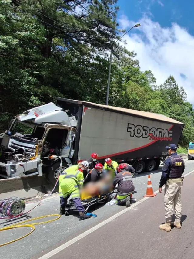 Uma colisão entre dois caminhões na BR-376, em Guaratuba, no litoral paranaense, deixou um motorista gravemente ferido na manhã desta quarta-feira (16). De acordo com a Polícia Rodoviária Federal (PRF), a vítima ficou presa às ferragens e foi levada de helicóptero para o hospital.