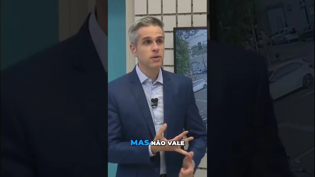 Motociclista fura sinal vermelho e voa por cima de carro