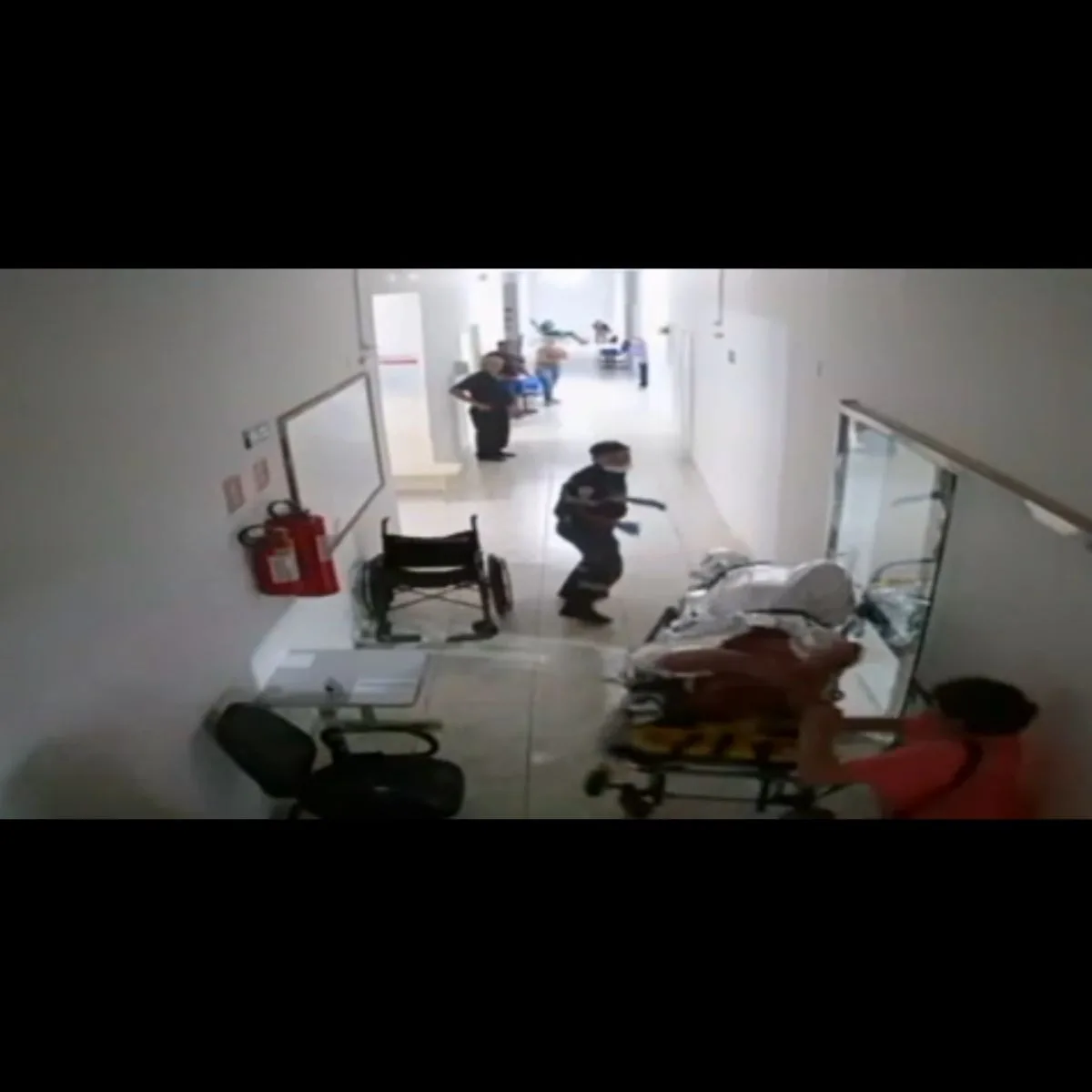 Mulher invade hospital no Paraná e esfaqueia homem em maca