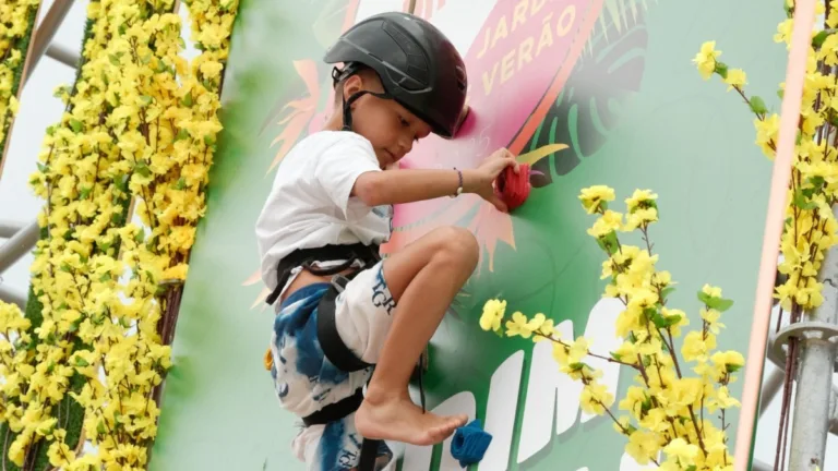 criança fazendo escalada no paredão radical da Arena Mundo Ric 2025