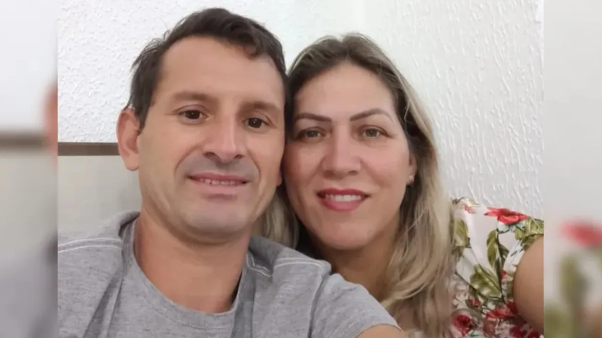 O casal que morreu em um acidente na BR-277, em Palmeira, nos Campos Gerais do Paraná, foi identificado. As vítimas da colisão provocada por um motorista que transportava drogas e fugiu do local são Sérgio Luiz dos Santos, de 48 anos, e Bernardina Demiciana de Campos dos Santos, de 44.