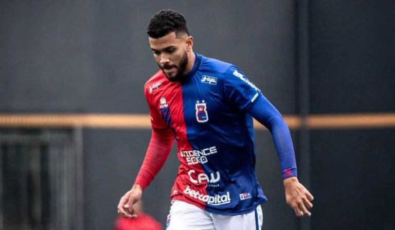 félix jorge jogando pelo paraná clube